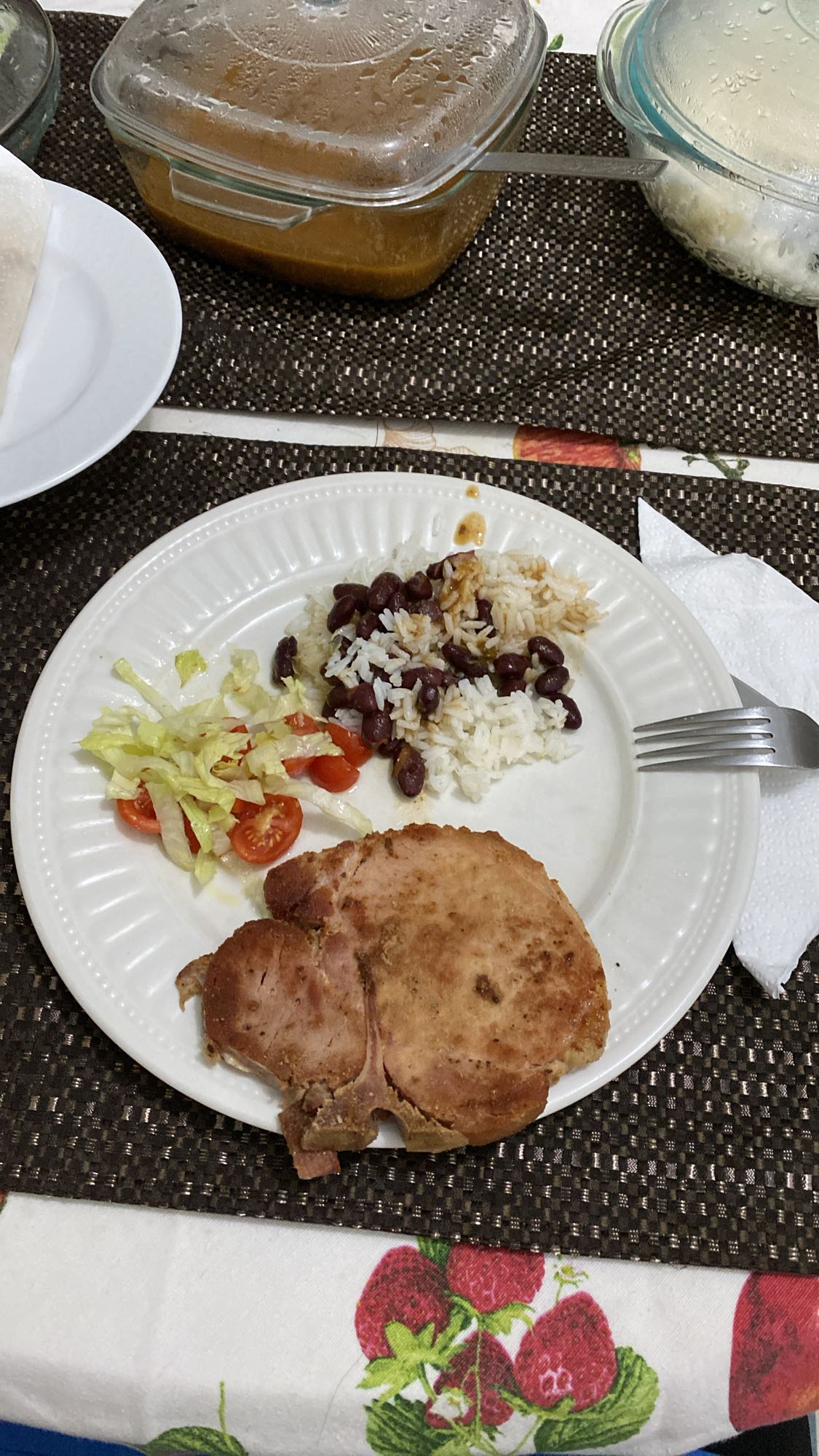 Chuleta con arroz y ensalada