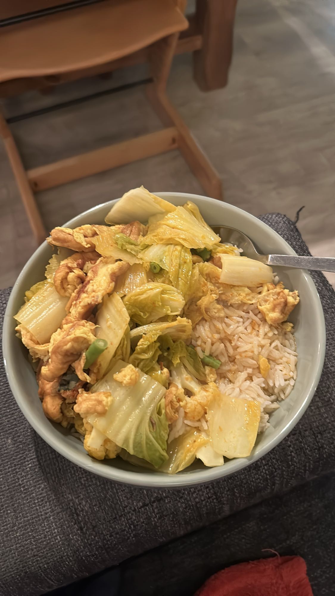 Stekt ris med egg og kål