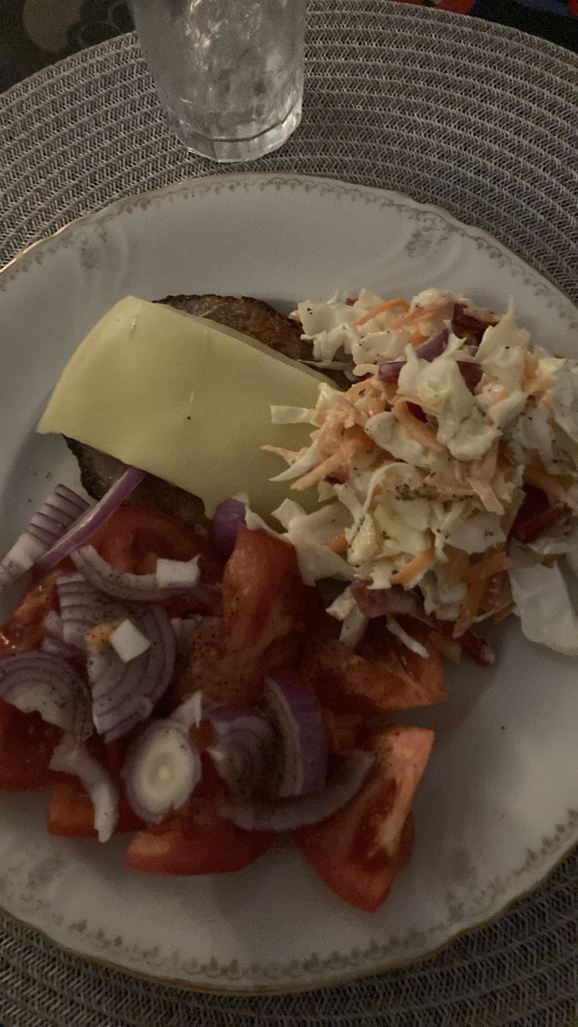 Ostburgare med sallad
