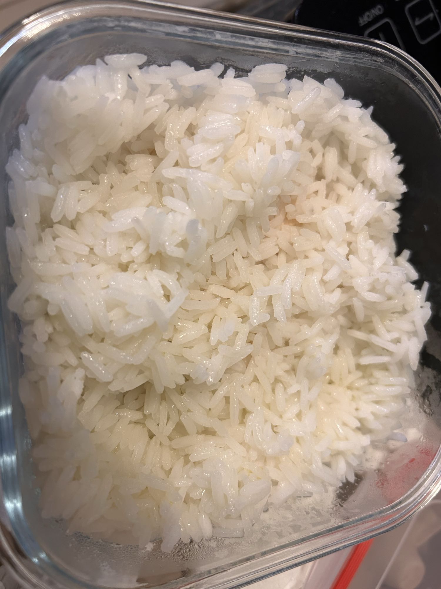 Riz blanc cuit avec un filet d'huile d'olive