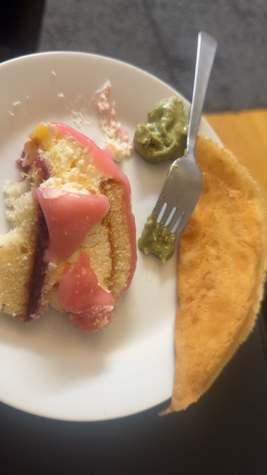 Tårtbit med bröd och guacamole