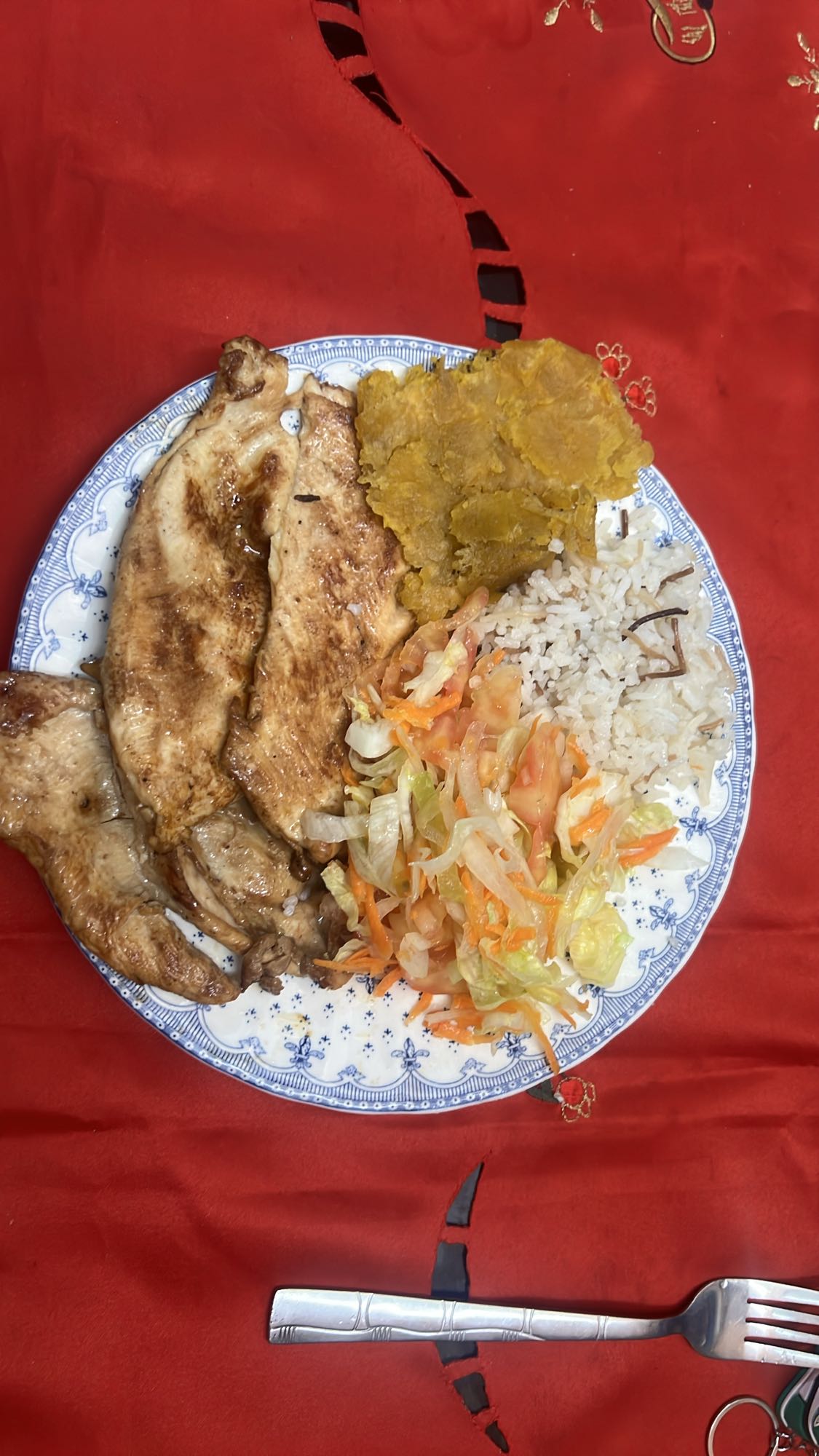 Pollo con arroz y tostones