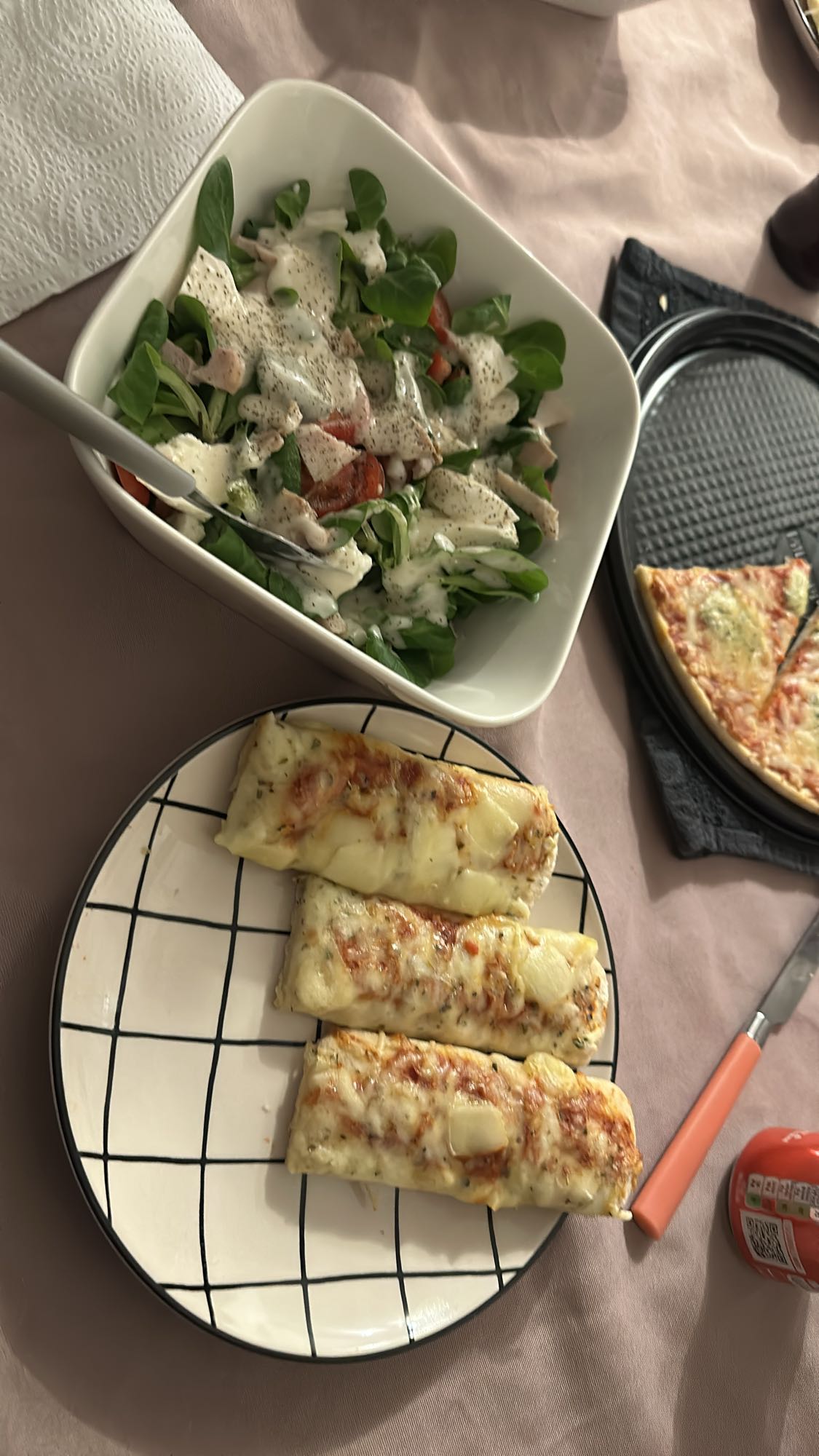 Pizza et salade fraîche