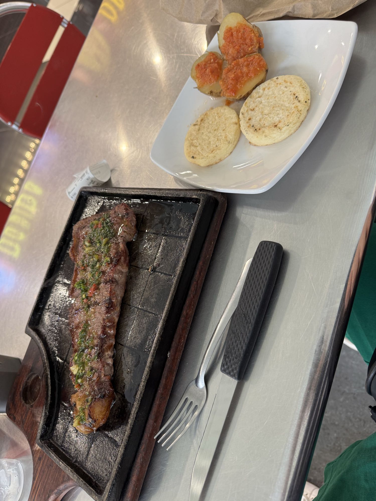 Bife con papas y pan