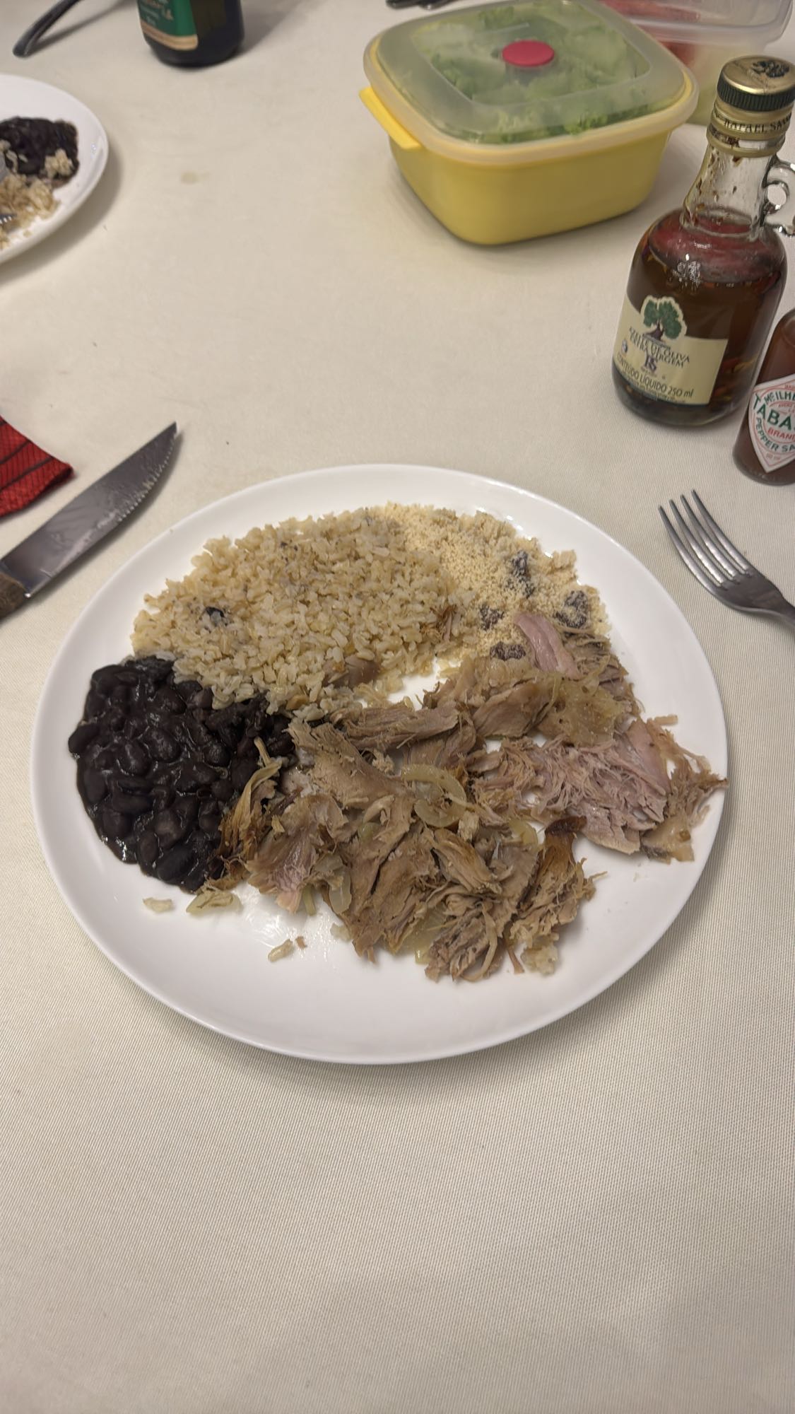 Arroz, feijão, carne e farofa