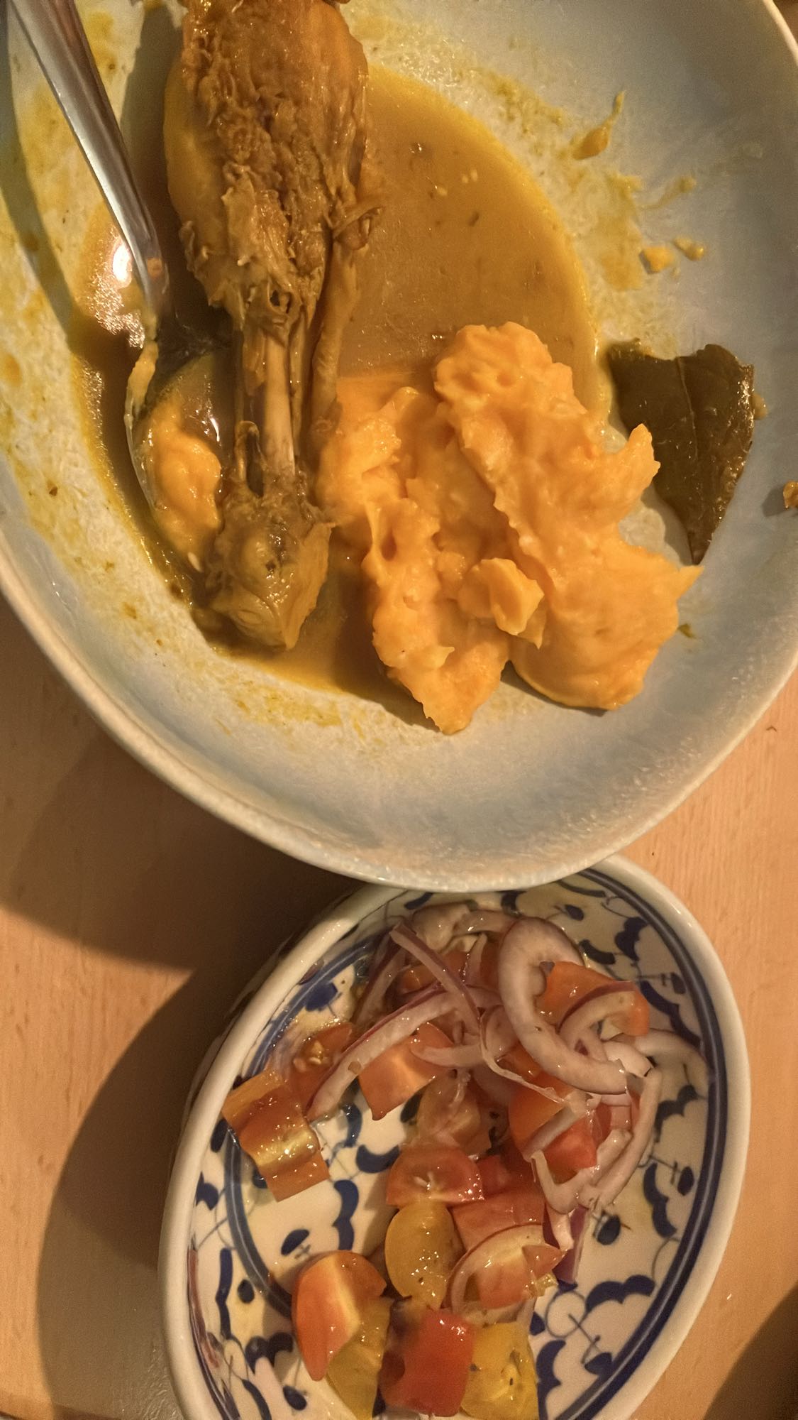 Frango com purê e salada