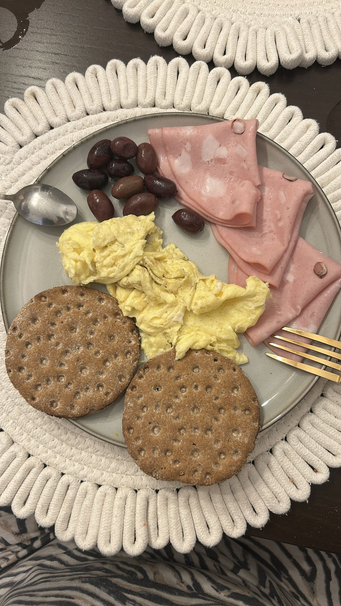 Mic dejun cu ou, șuncă și crackers