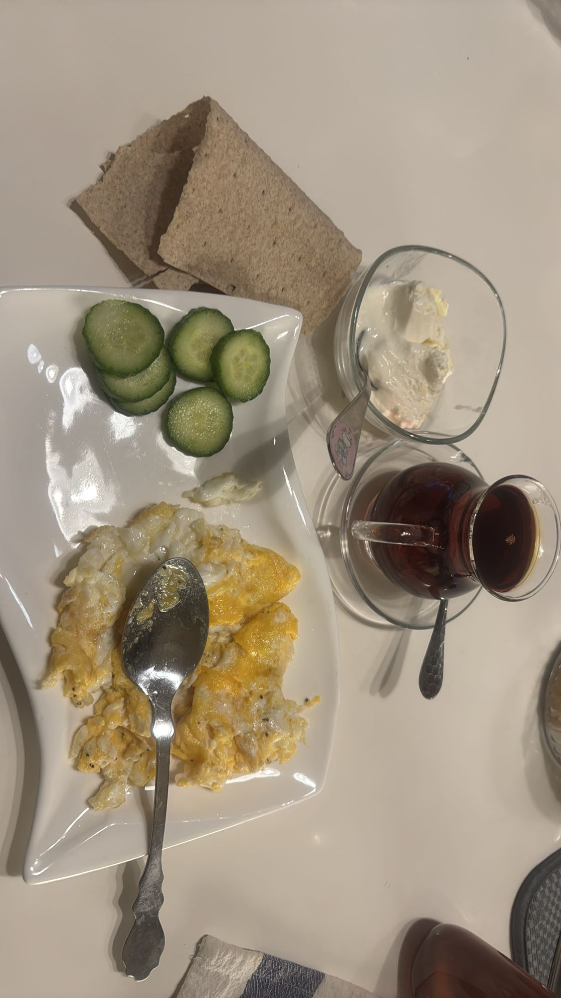 Frukost med ägg och bröd