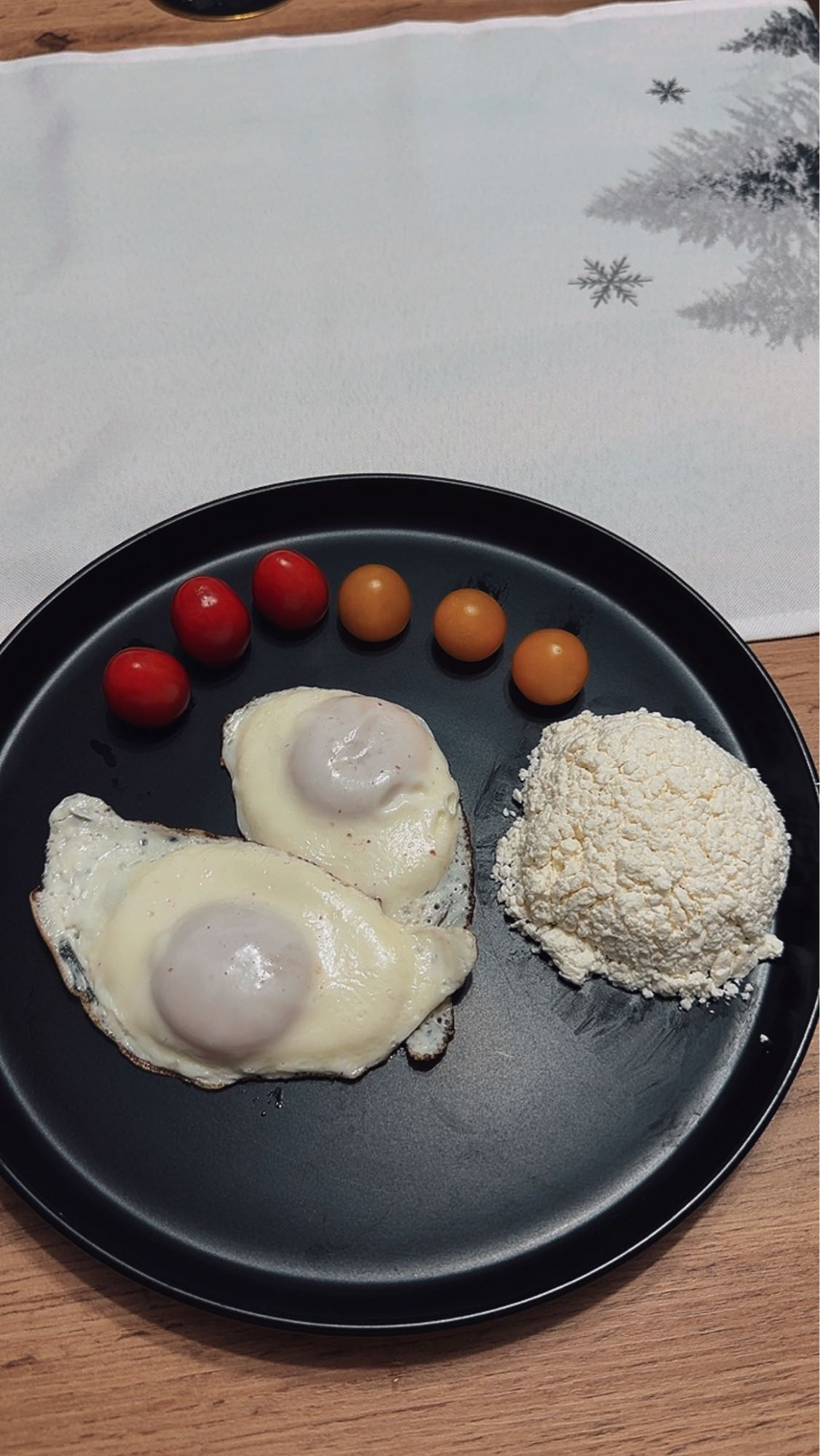 Mic dejun cu ouă și brânză