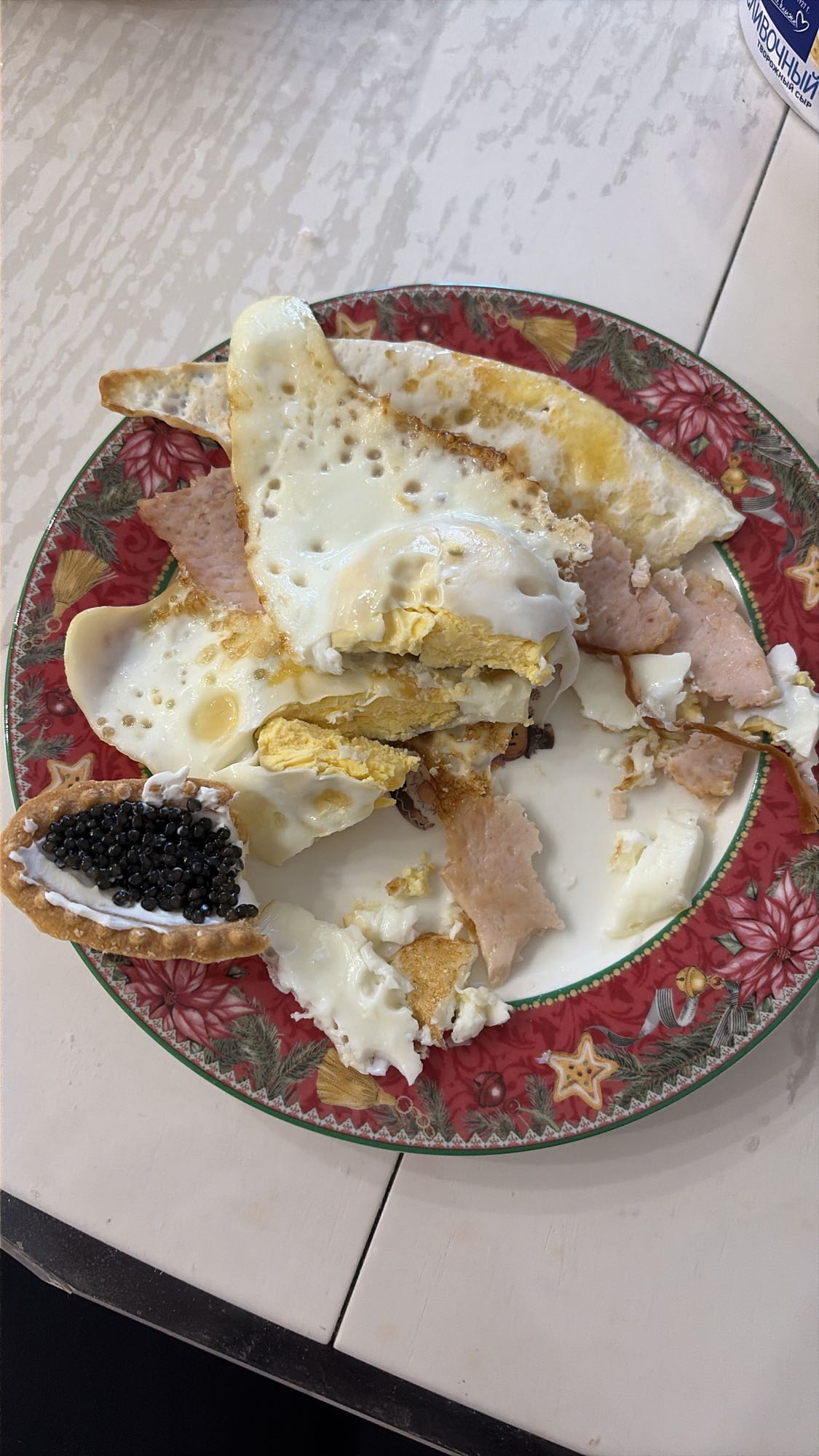 Глазунья с ветчиной из индейки и тарталетка с черной икрой