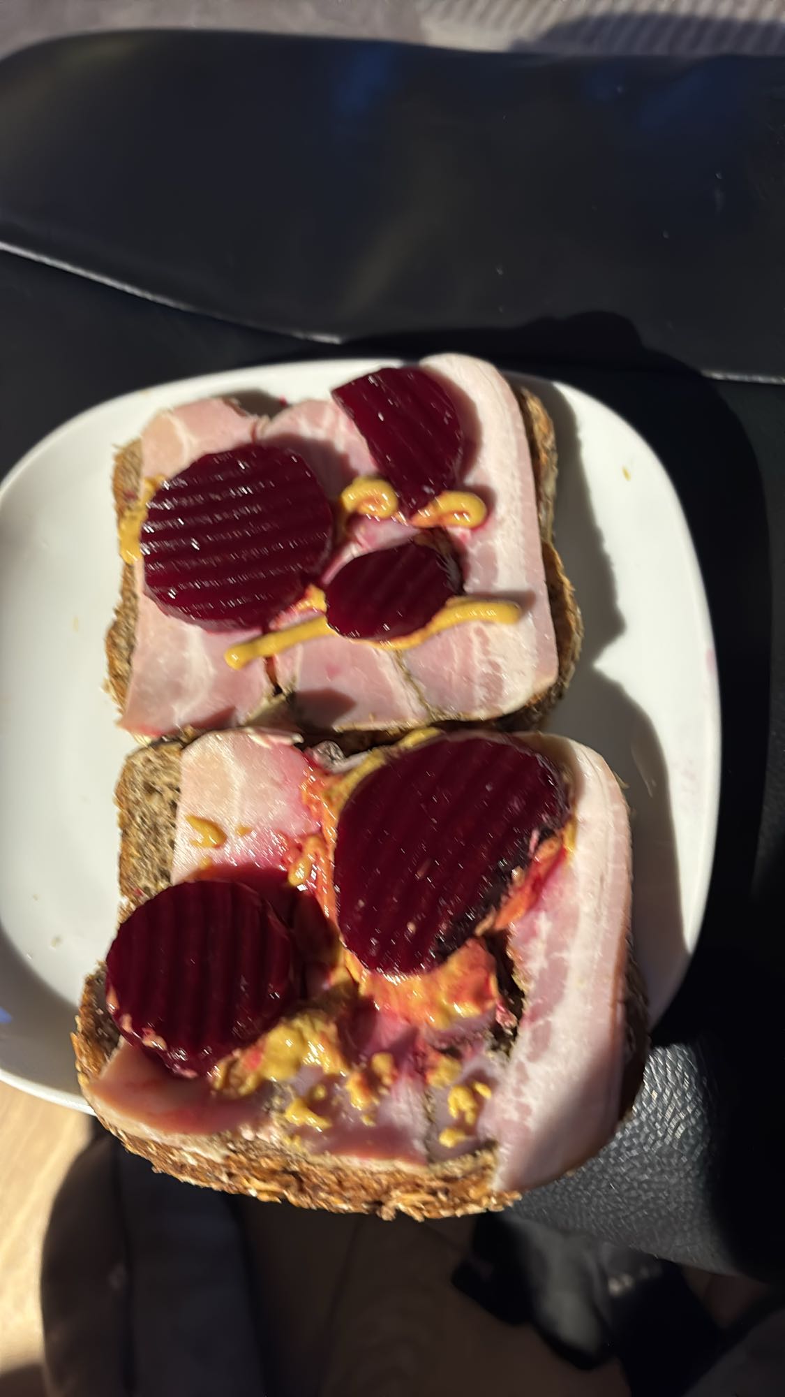 Rugbrød med skinke og rødbeter