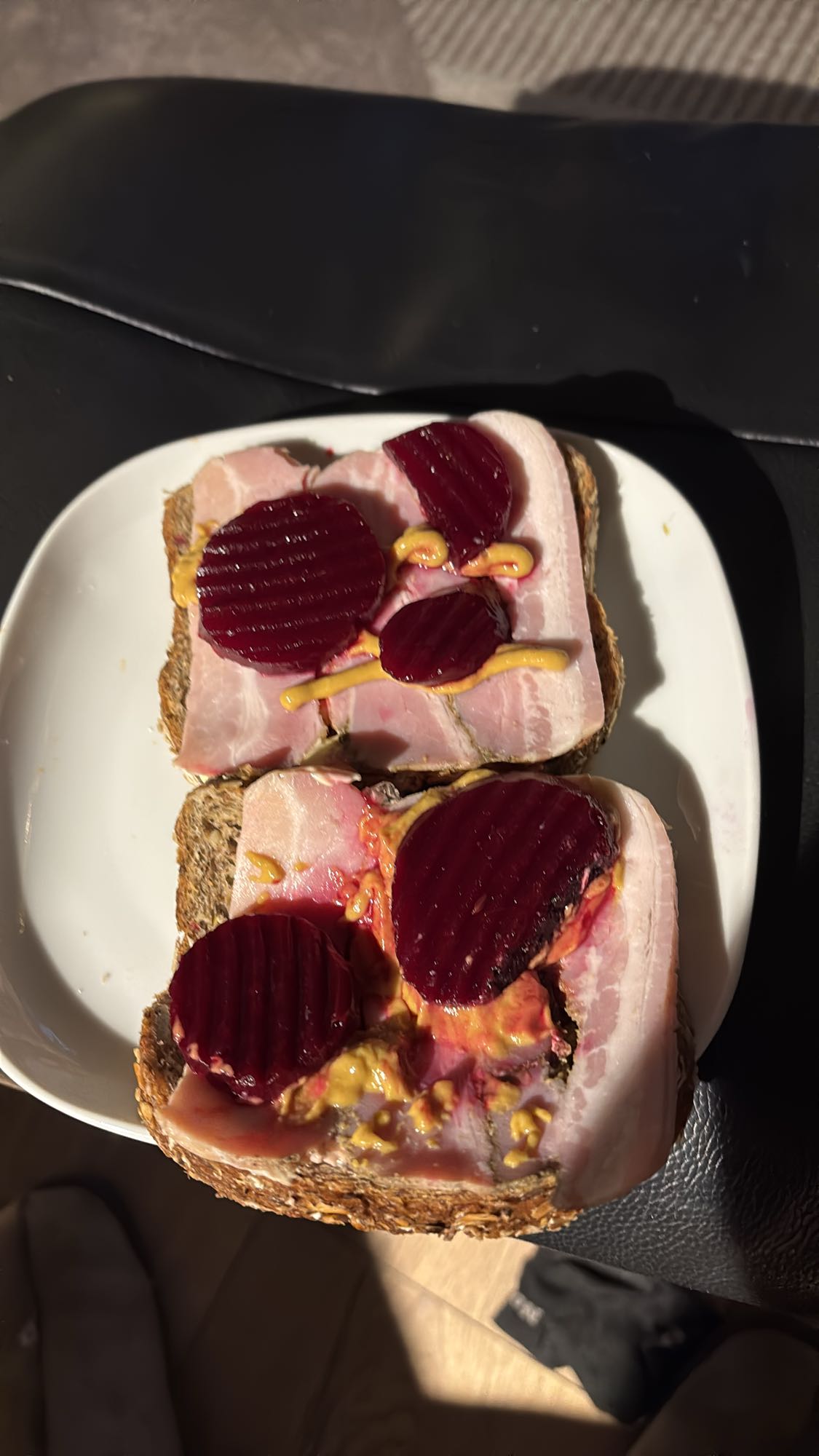 Skinke- og rødbetesmørbrød