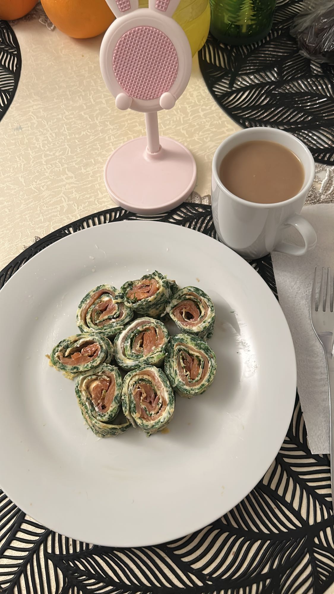 рулеты со шпинатом и лососем