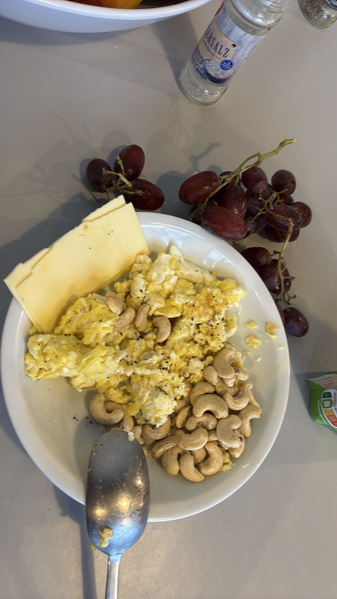 Oeufs et noix avec raisins