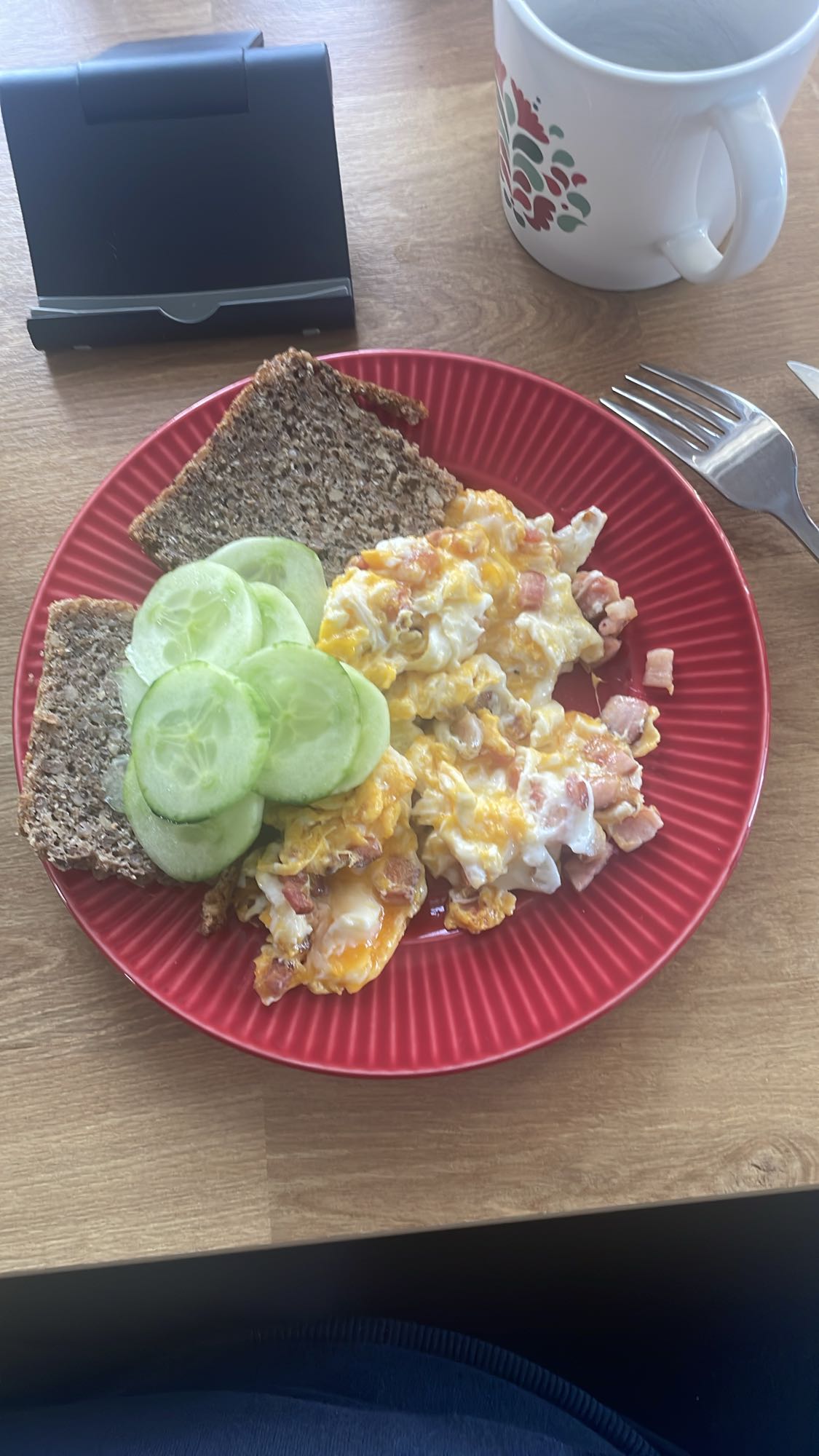 Jajecznica z chlebem i ogórkiem