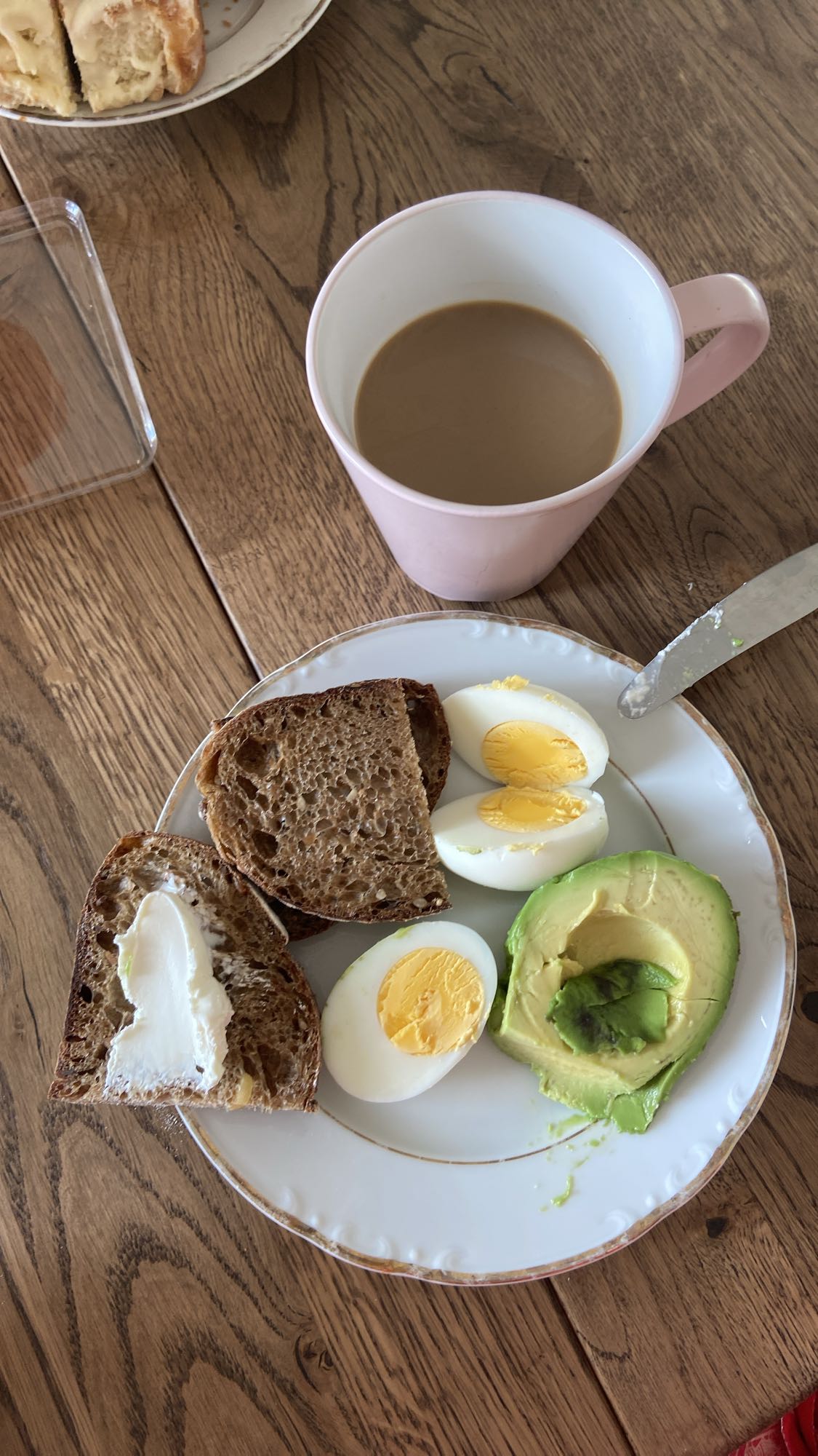 Сніданок з яйцем і авокадо