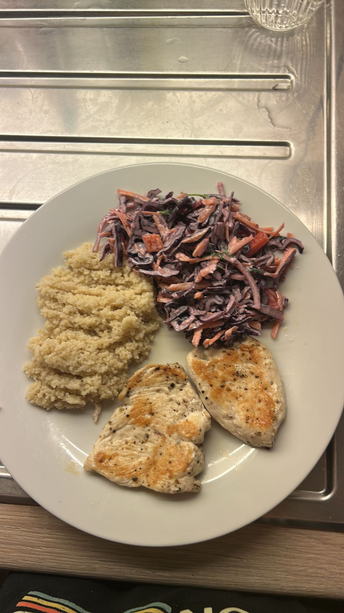 Курица с кускусом и салатом