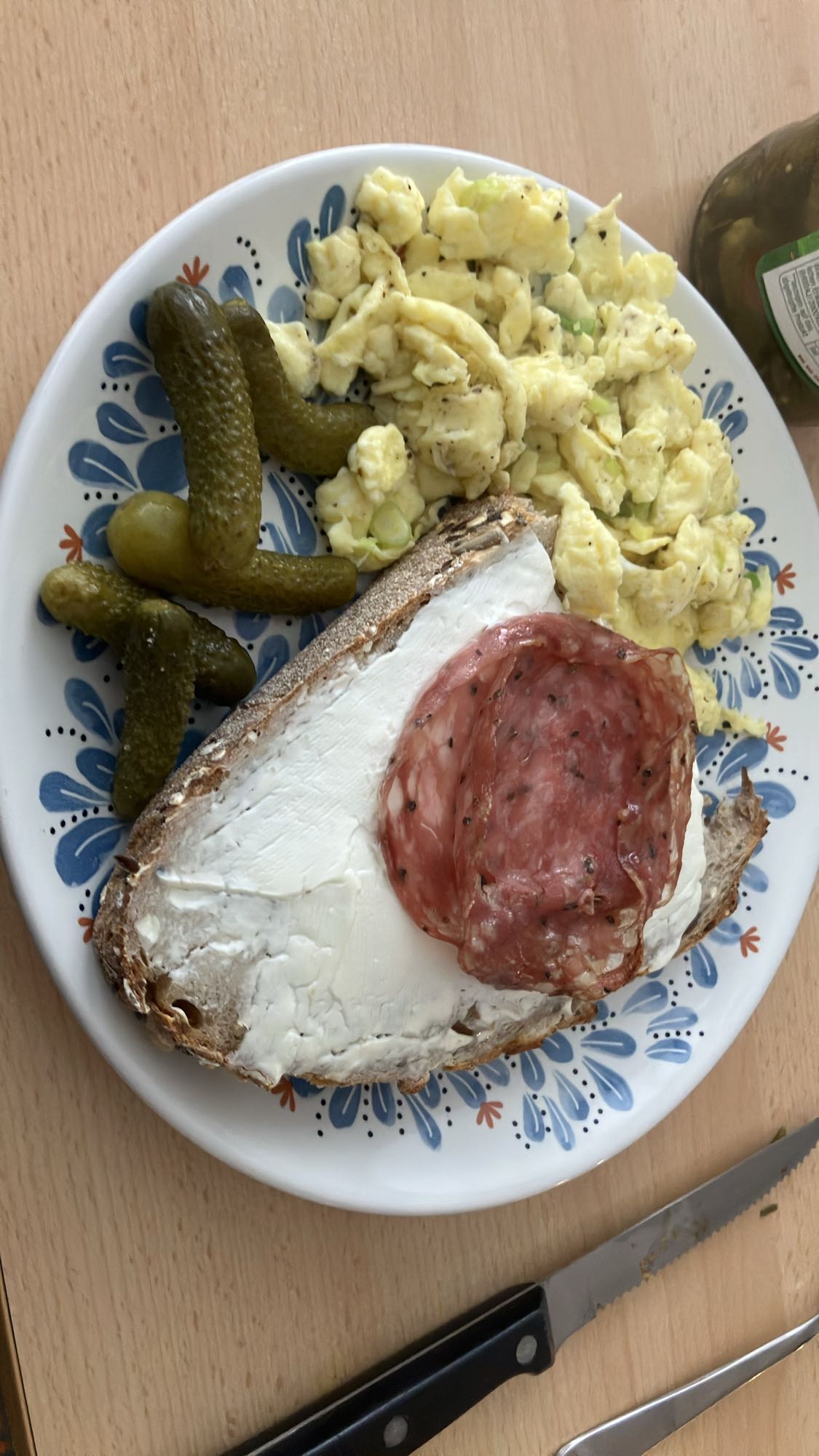 Pão com ovos e salame