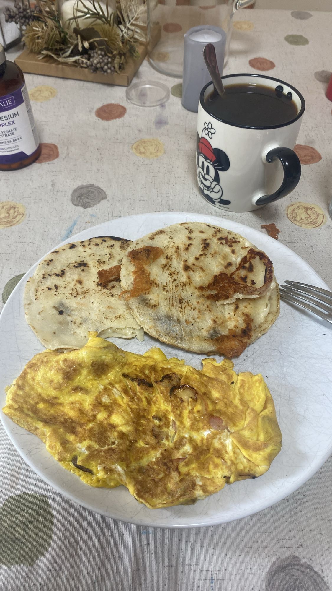 Desayuno con pupusas y huevo