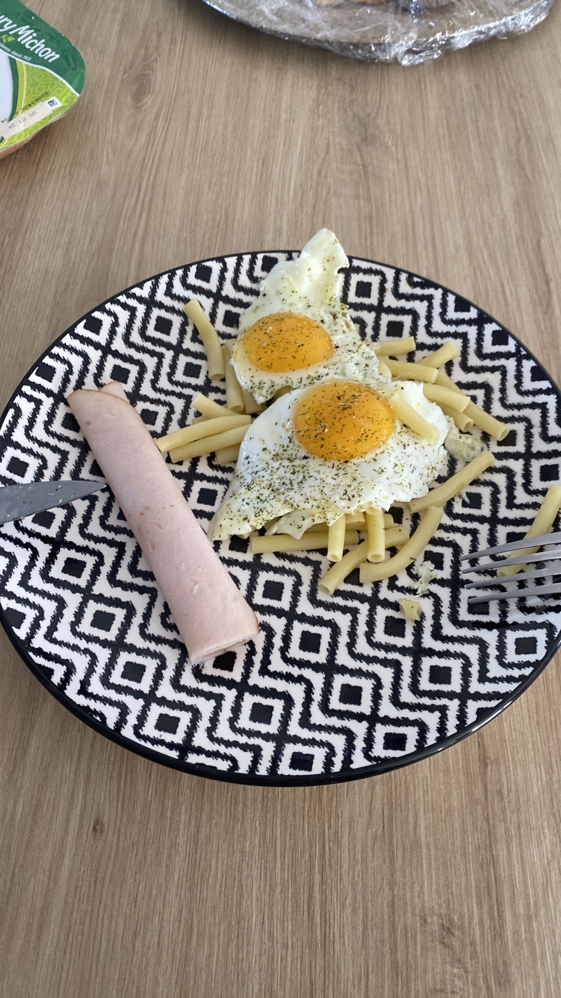 Oeufs, pâtes et jambon