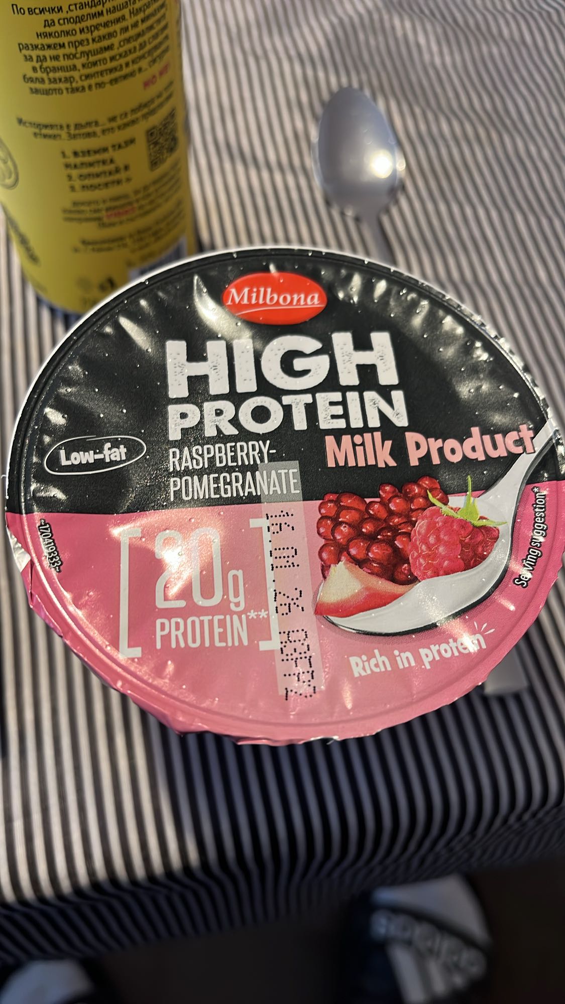 Протеинов йогурт с малини и нар