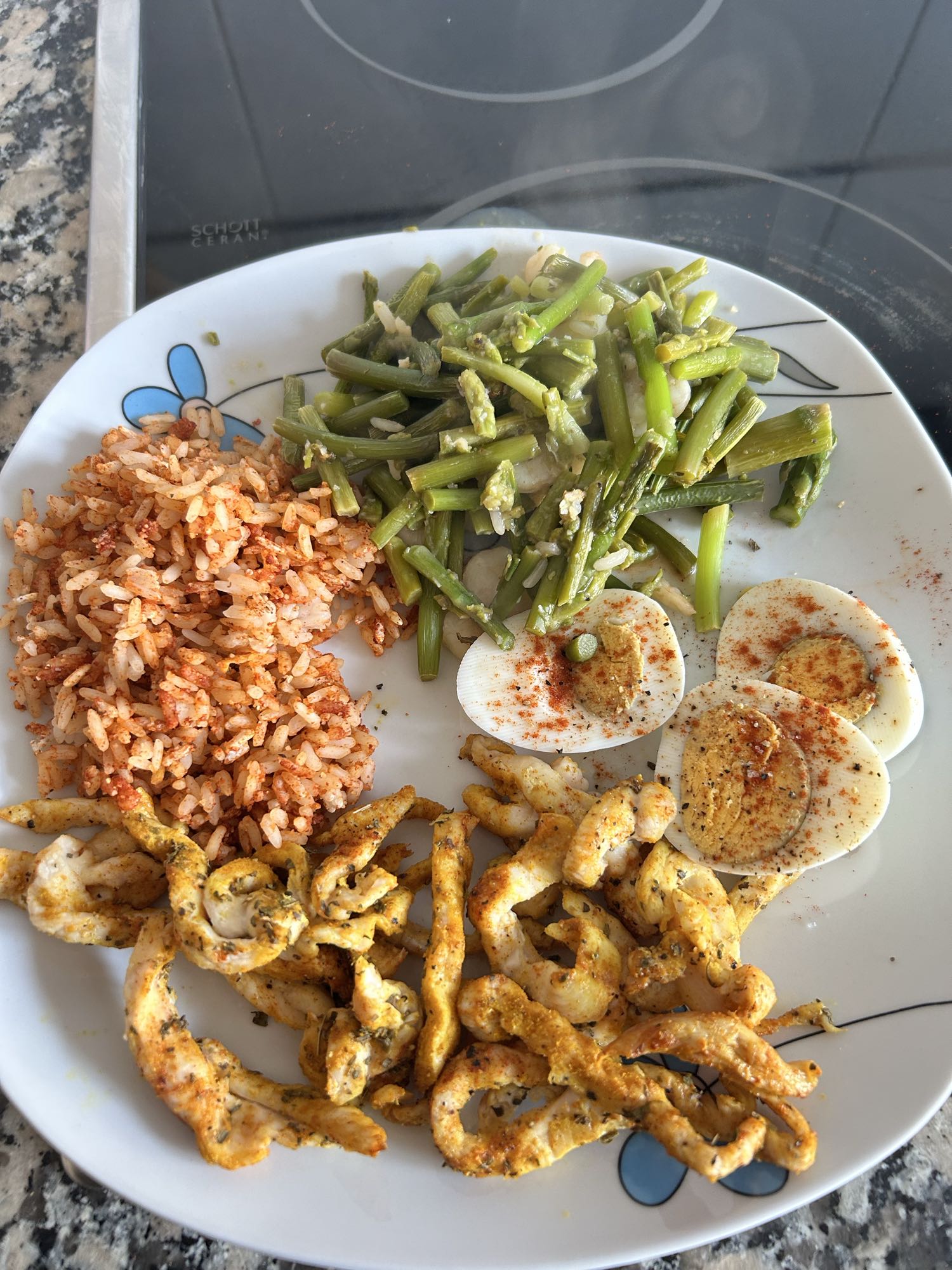 Salteado de gambas con ajetes, espárragos verdes, huevo cocido, pechuga de pollo y arroz blanco con especias