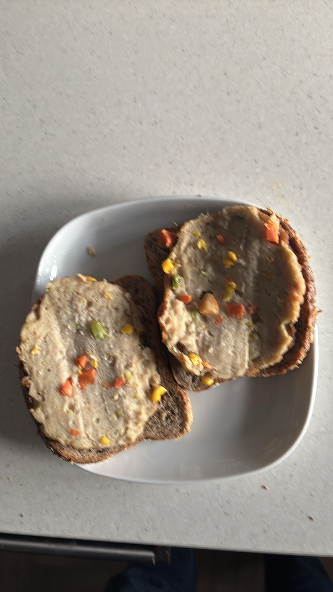 Brødskiver med grønnsakspålegg