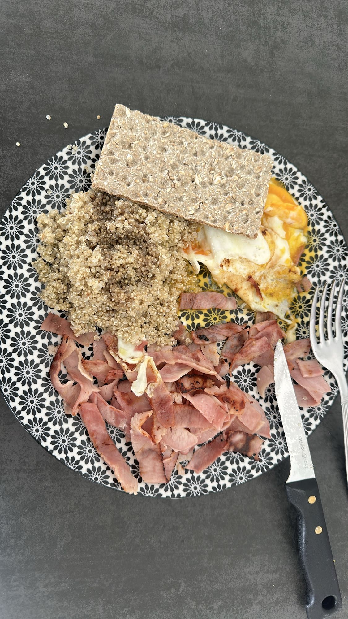 Assiette quinoa jambon œufs