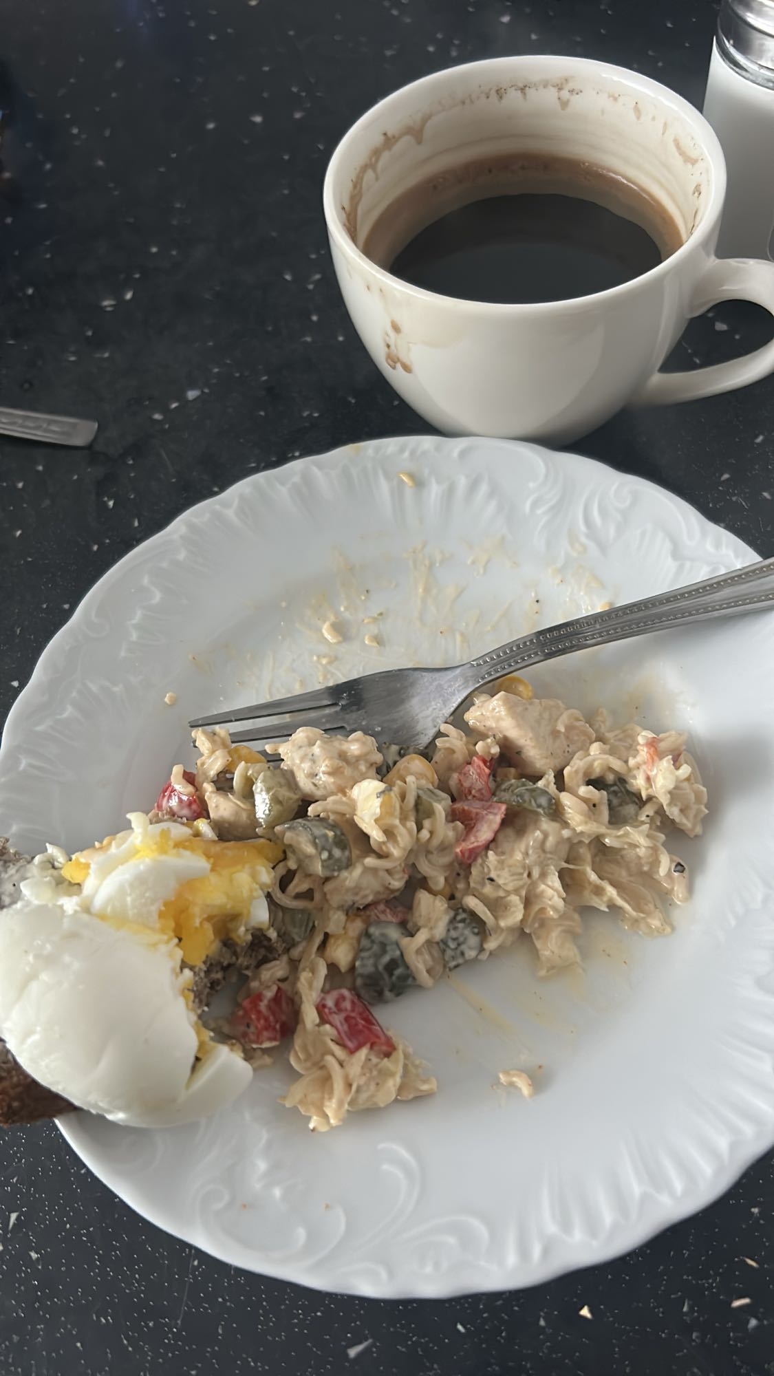 Makaron z warzywami i jajkiem