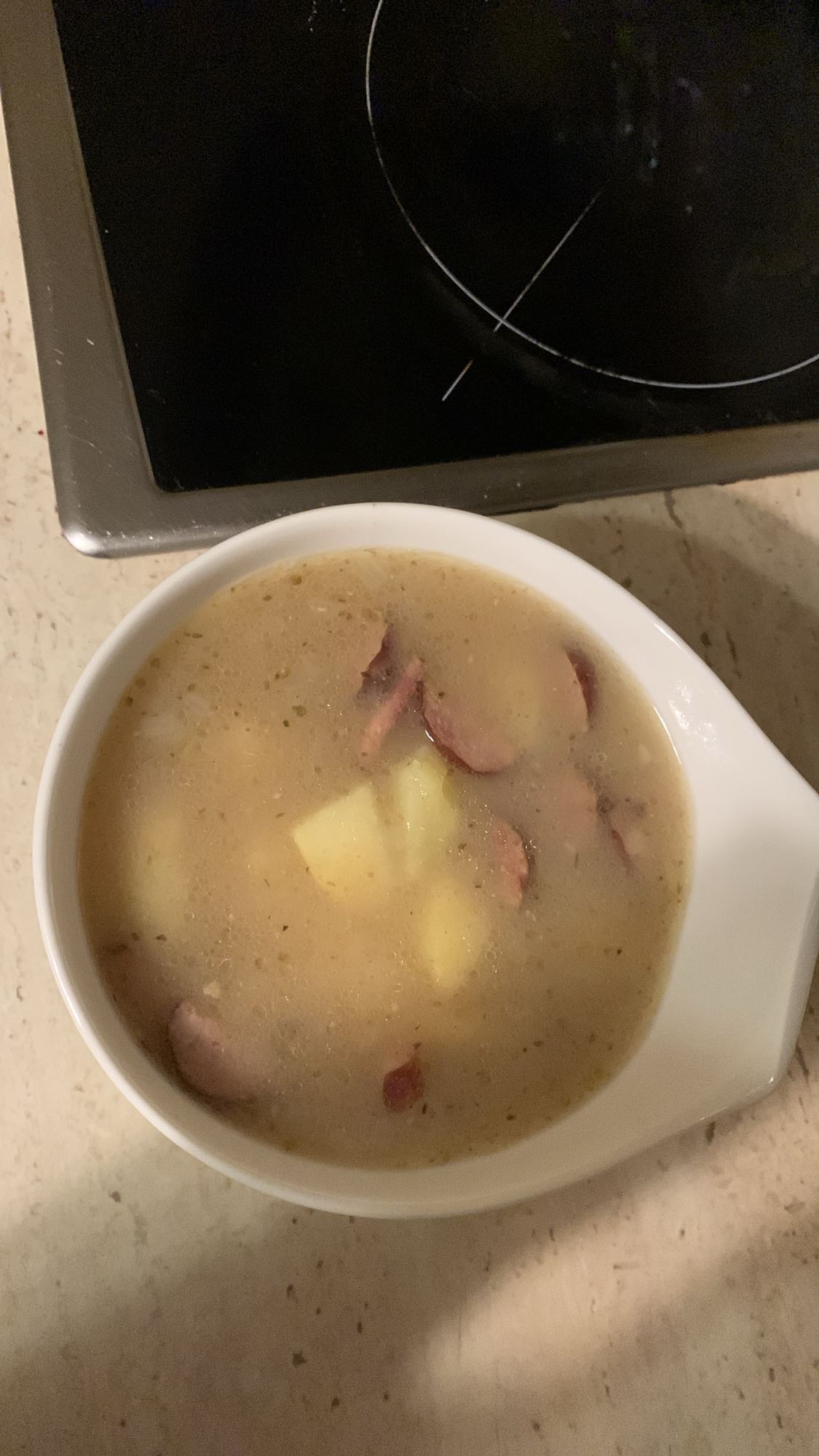 żurek z kiełbasą i ziemniakami