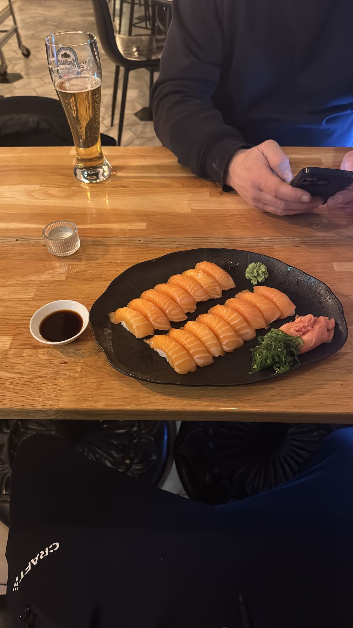 Lax nigiri med tillbehör