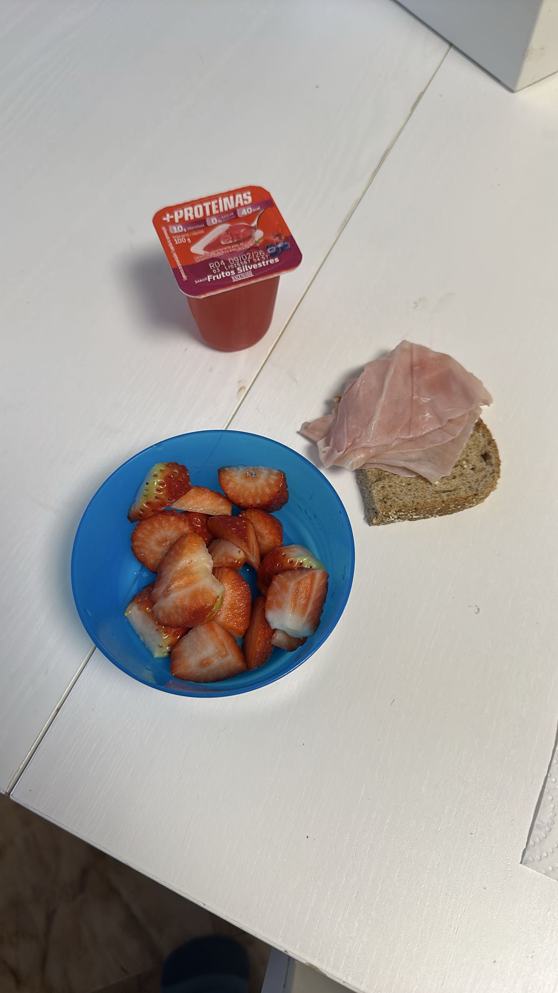 Desayuno con yogur y jamón