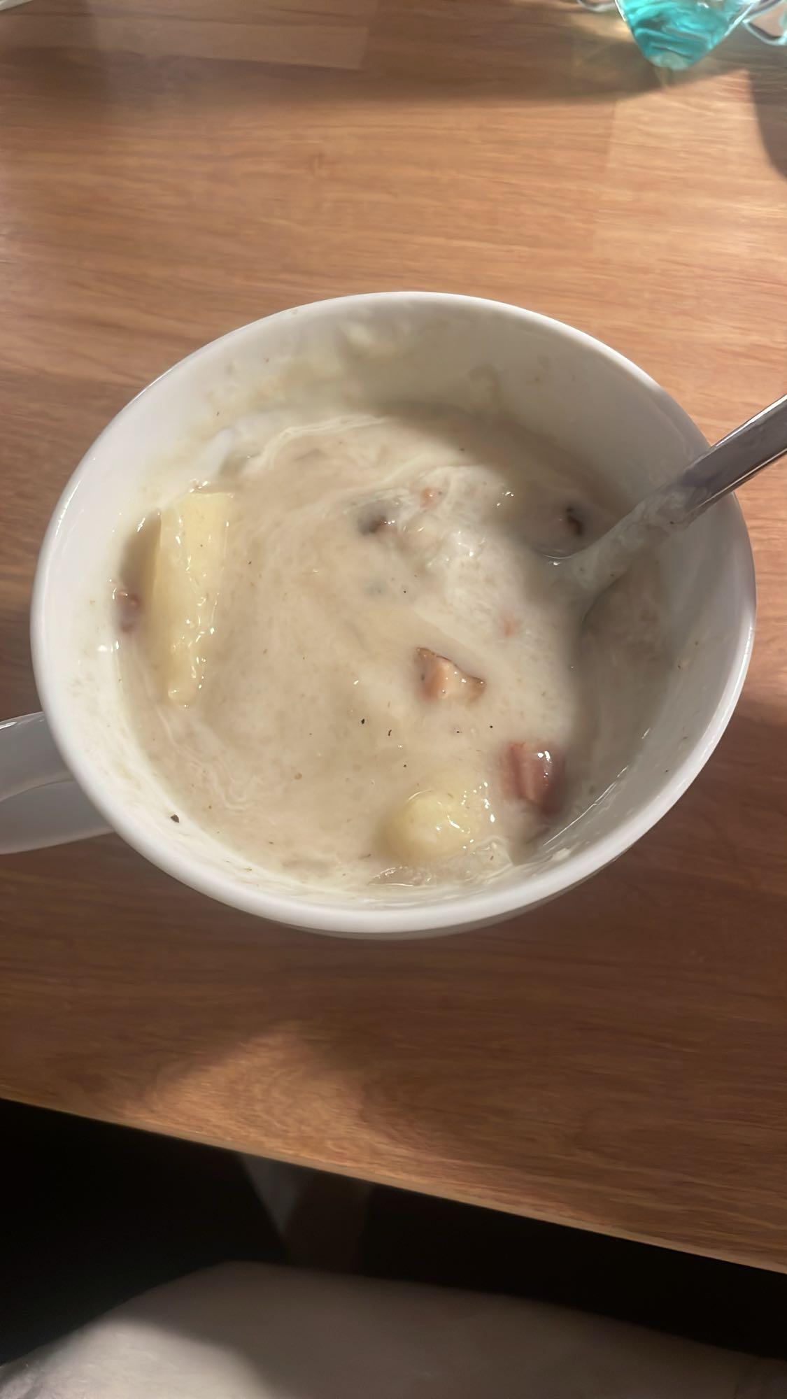 zupa z płatków owsianych z sokiem z kiszonej kapusty, skwarkami i śmietaną