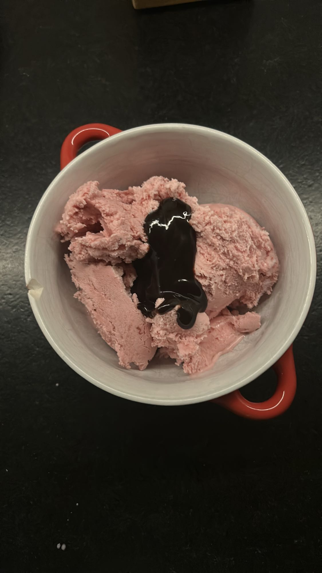 Aardbeienijs met saus