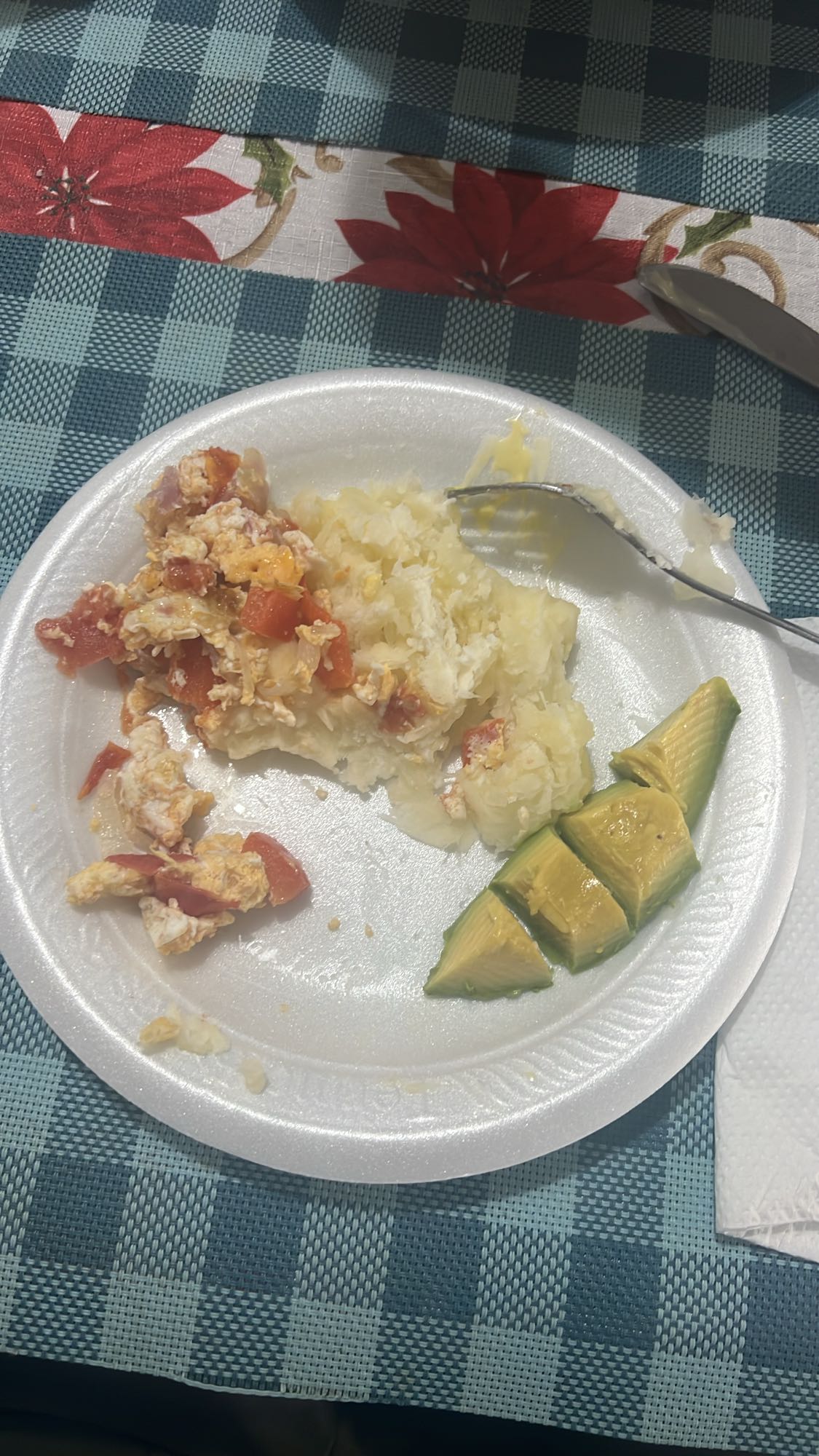 huevo con yuca y aguacate