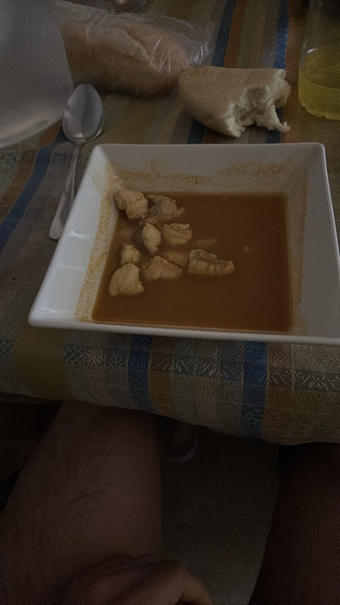 Sopa de marisco con pan