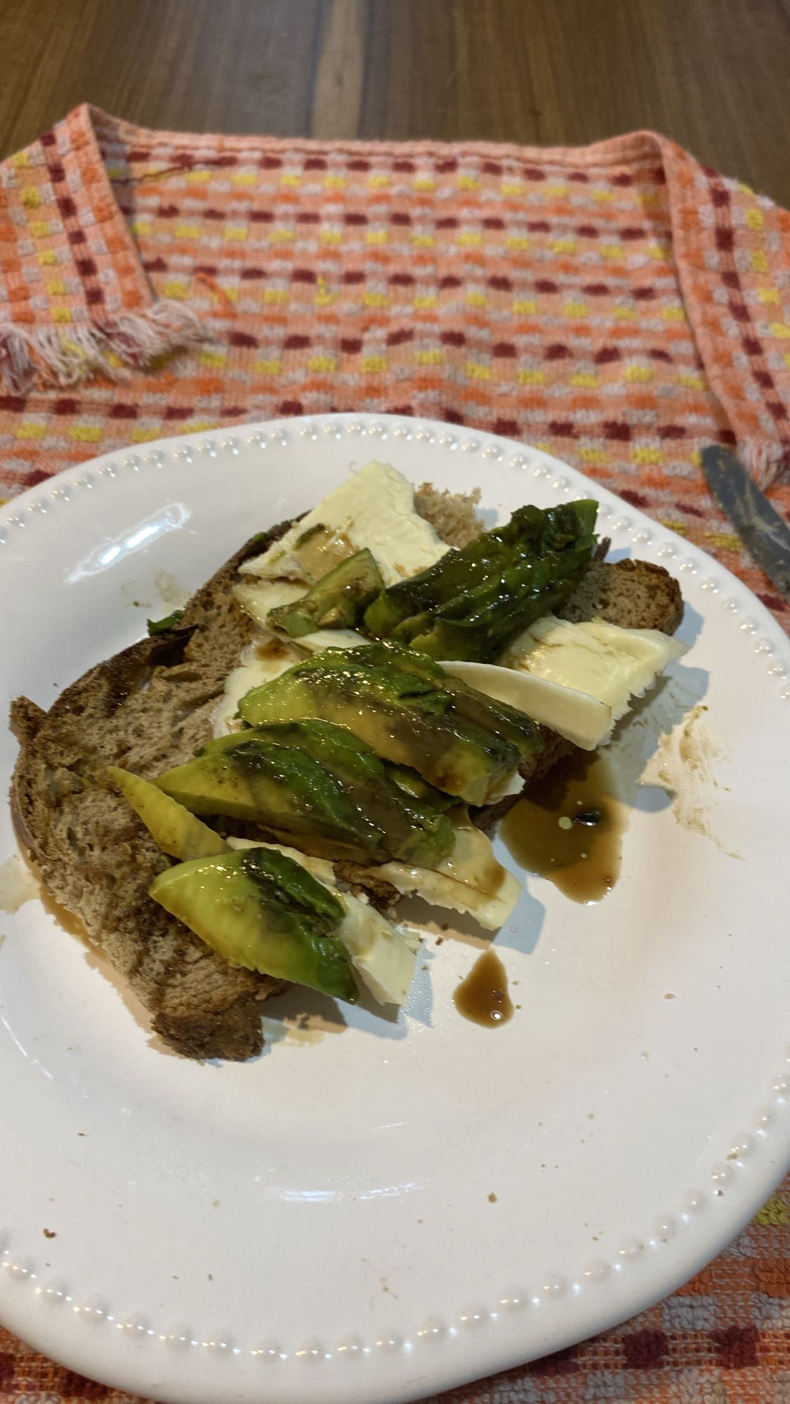 Tostada de aguacate y queso