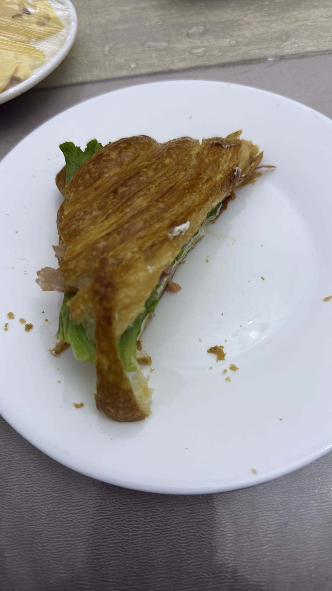 Круассан с ветчиной