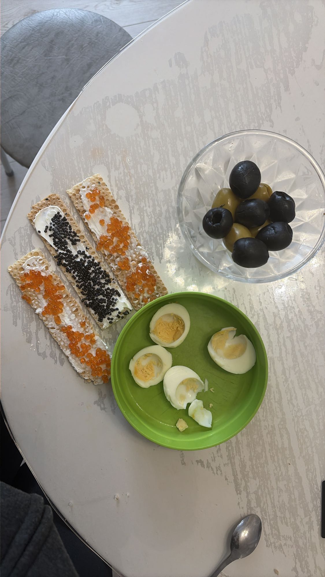 Яйца и тосты с икрой