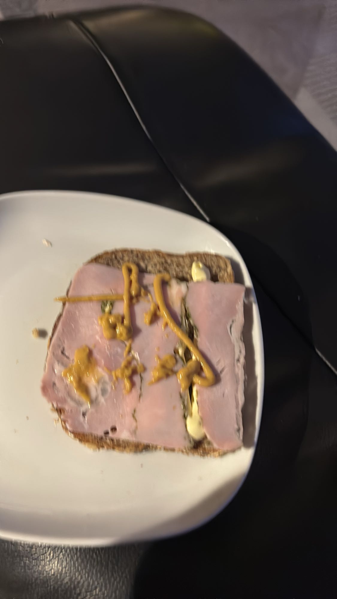 Skive med skinke og sennep