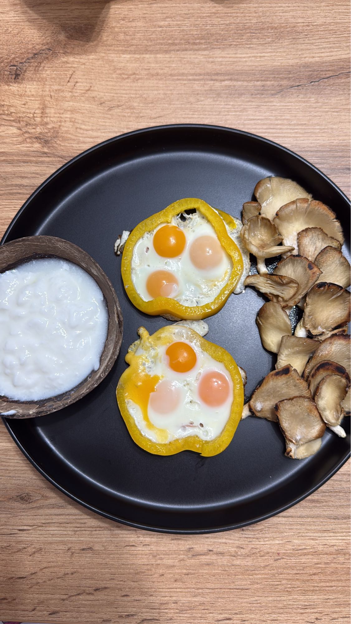 Mic dejun cu ouă și ciuperci