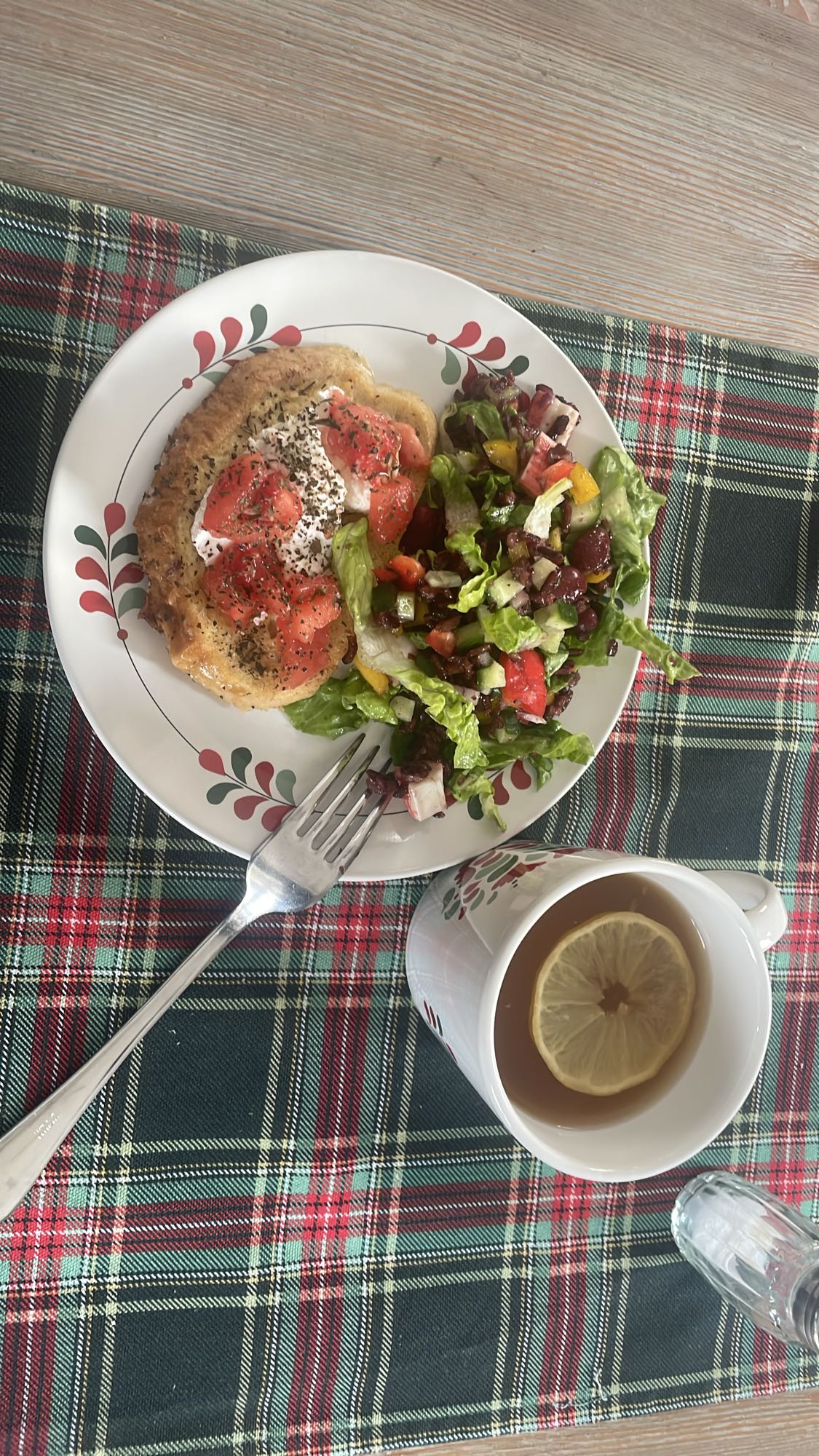 Tost z sałatką i herbatą