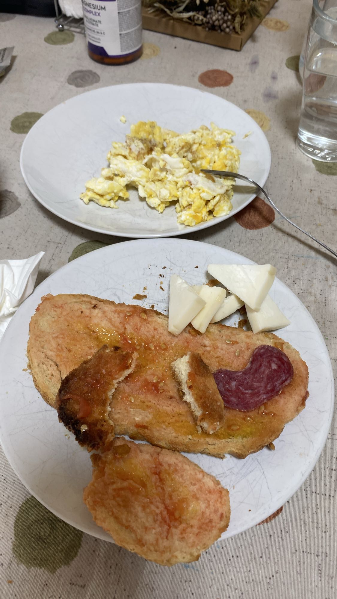 Desayuno con huevos y pan