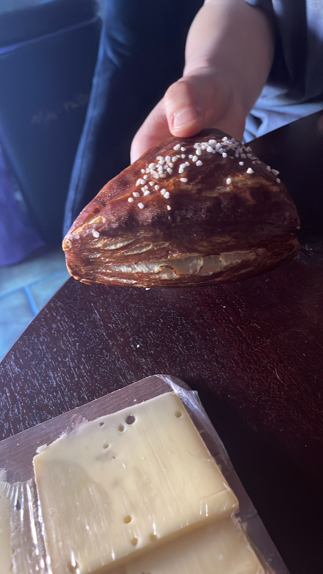 Käse und Laugengebäck