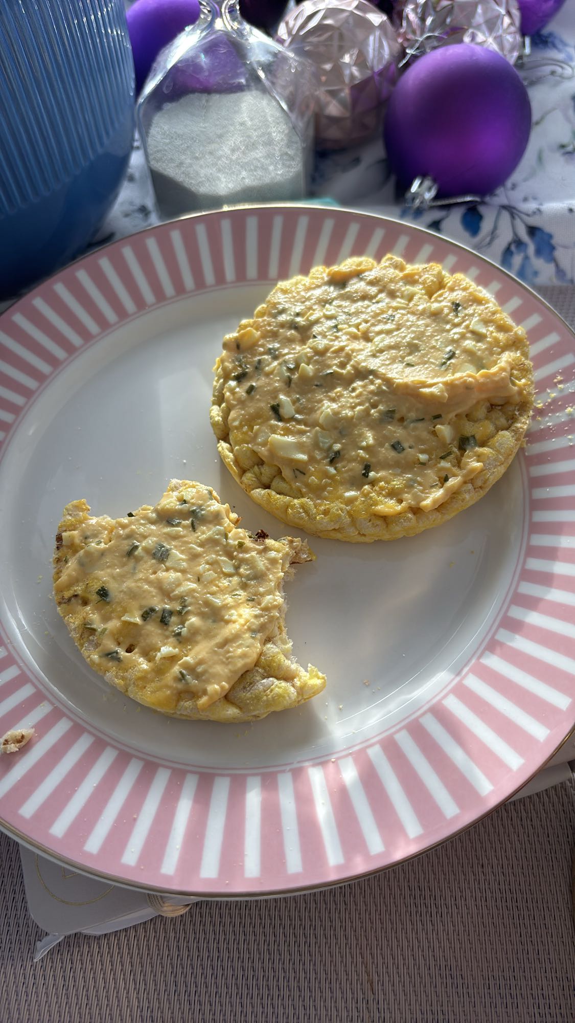 Wafle ryżowe z pastą jajeczną