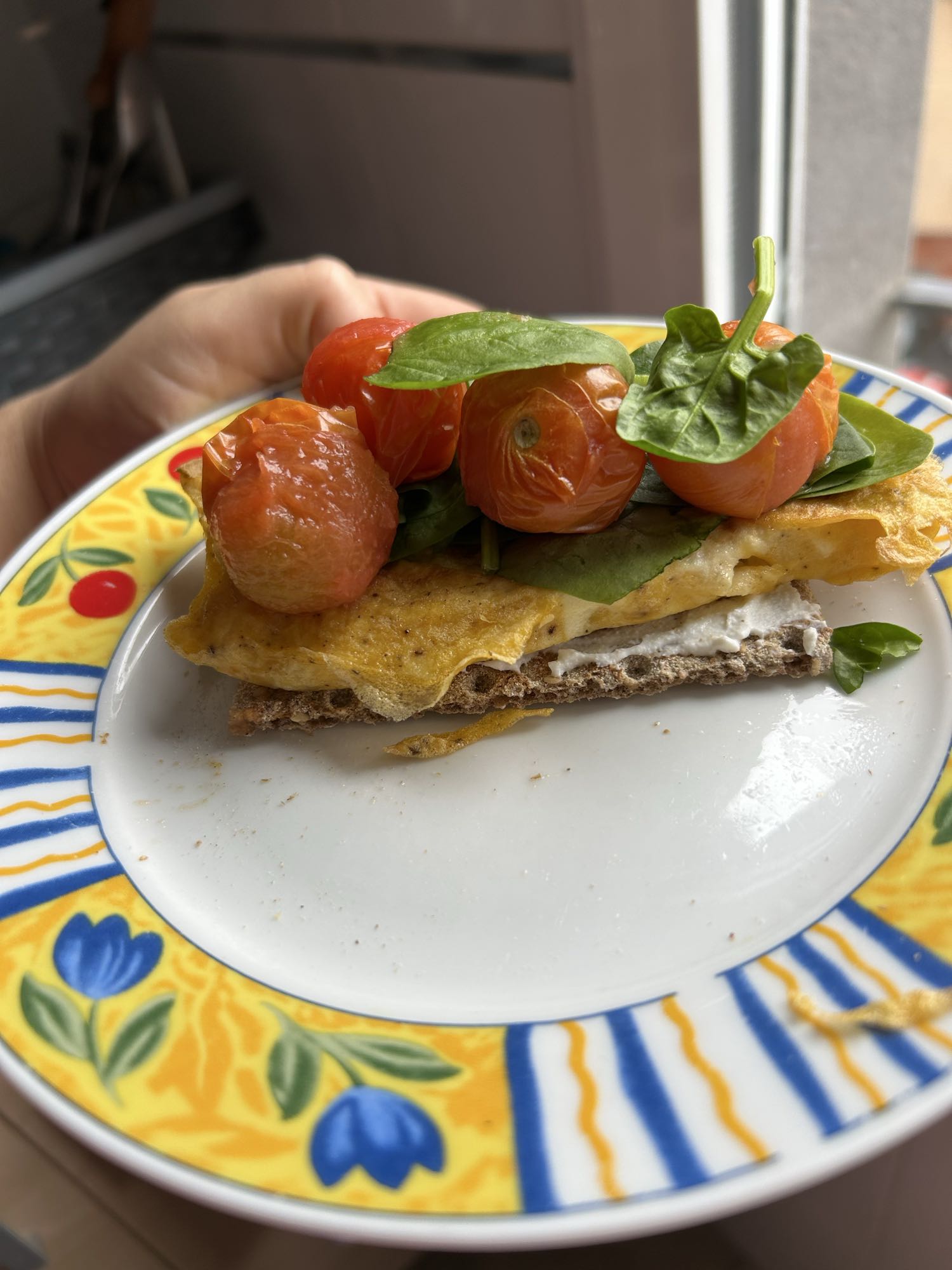 Tostada con huevo de apio y ricotta