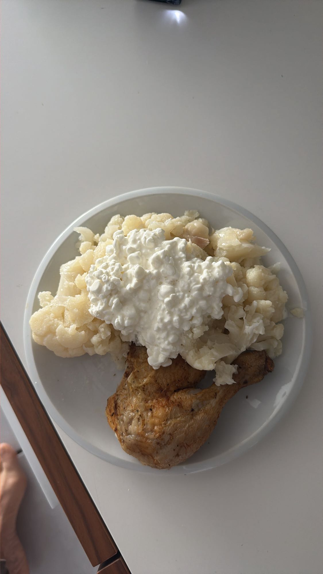 Kipfilet met bloemkool en hüttenkäse