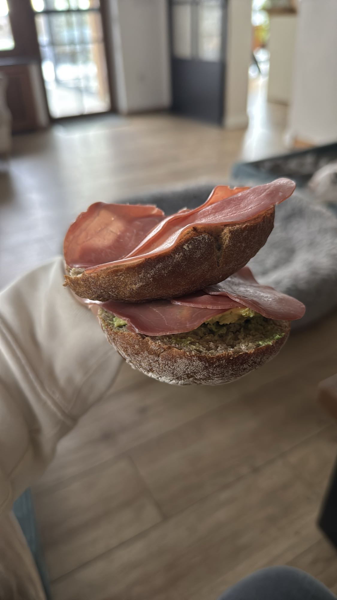 Broodje met ham en avocado