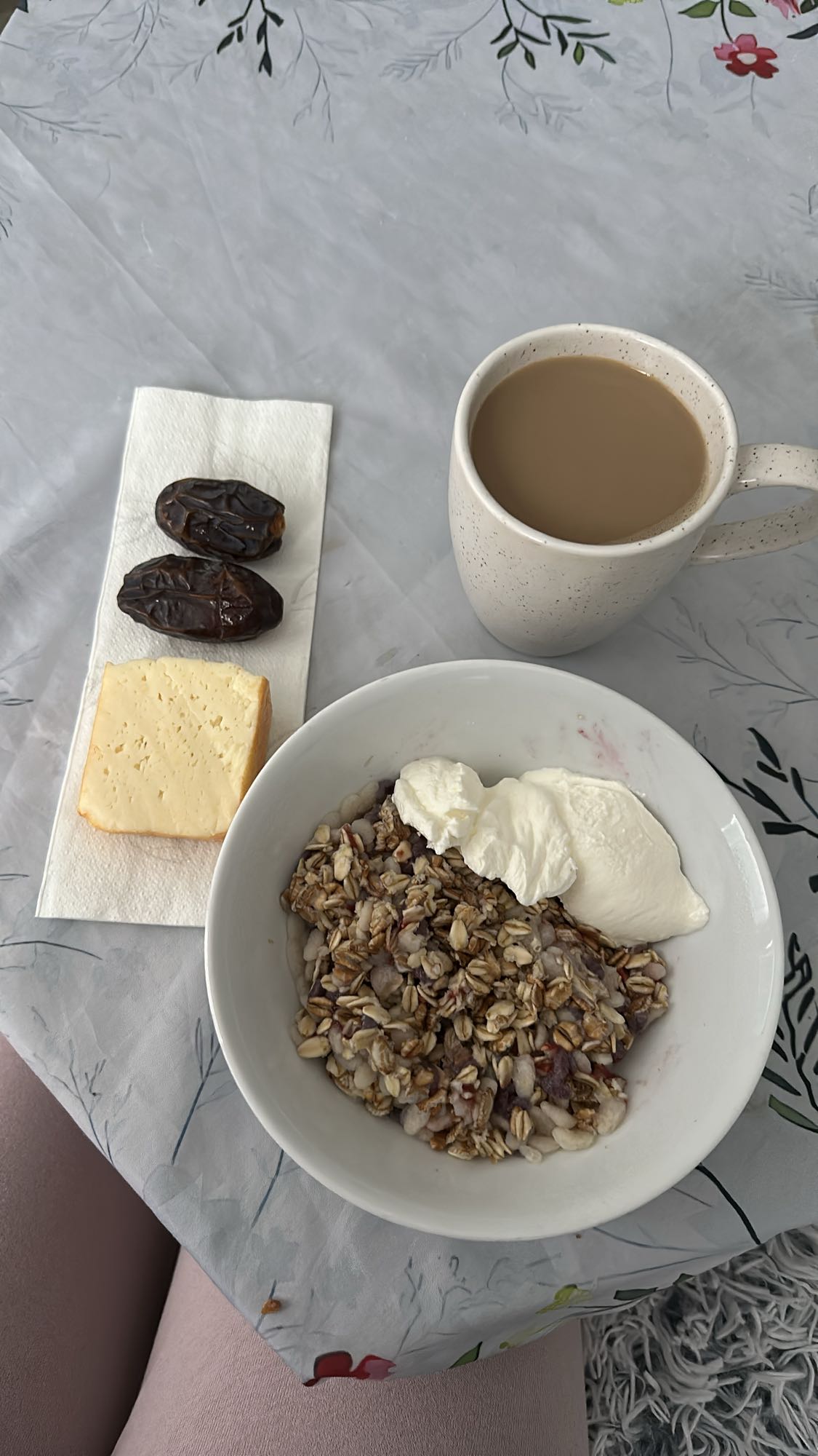 Завтрак с мюсли и кофе