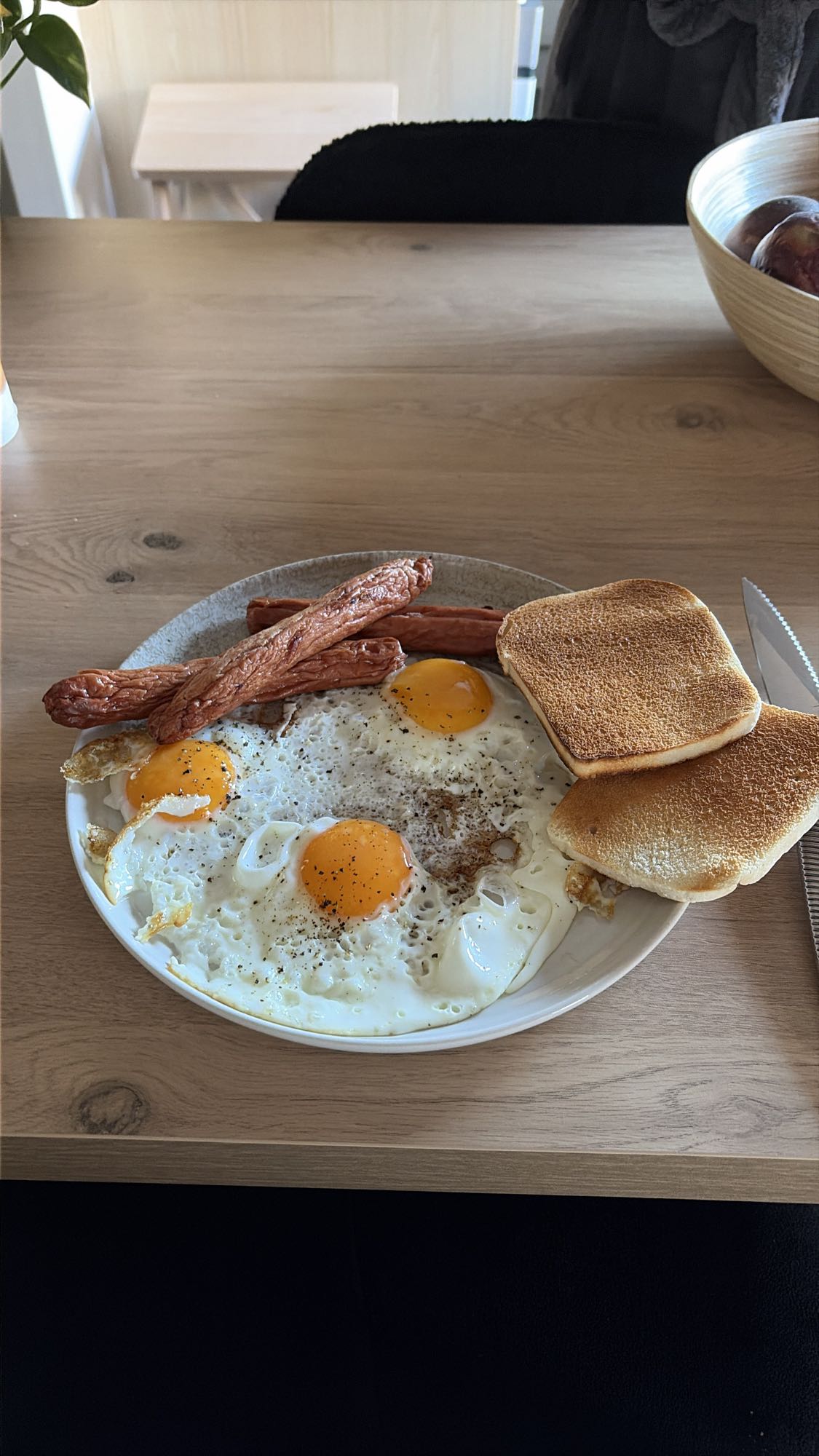 Œufs, saucisses et pain grillé